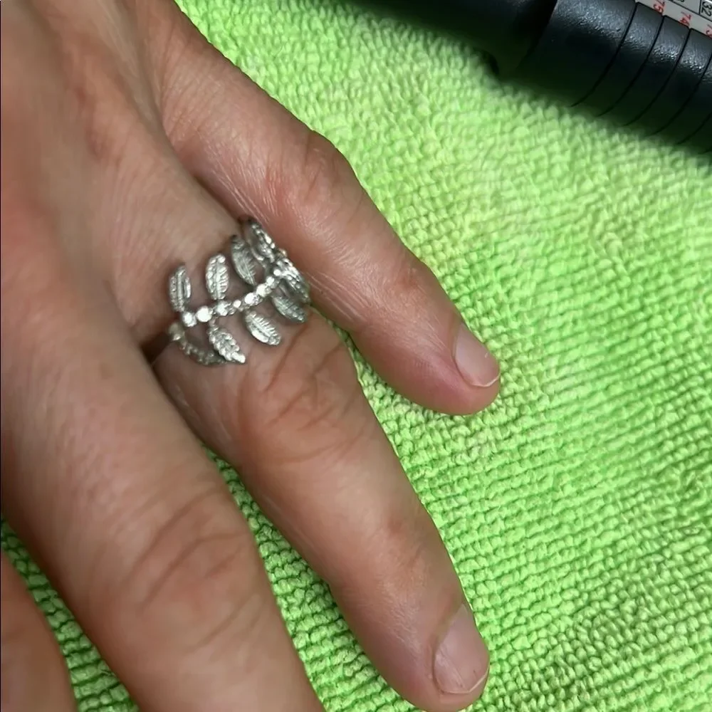 Elegant Silver Leaf Ring